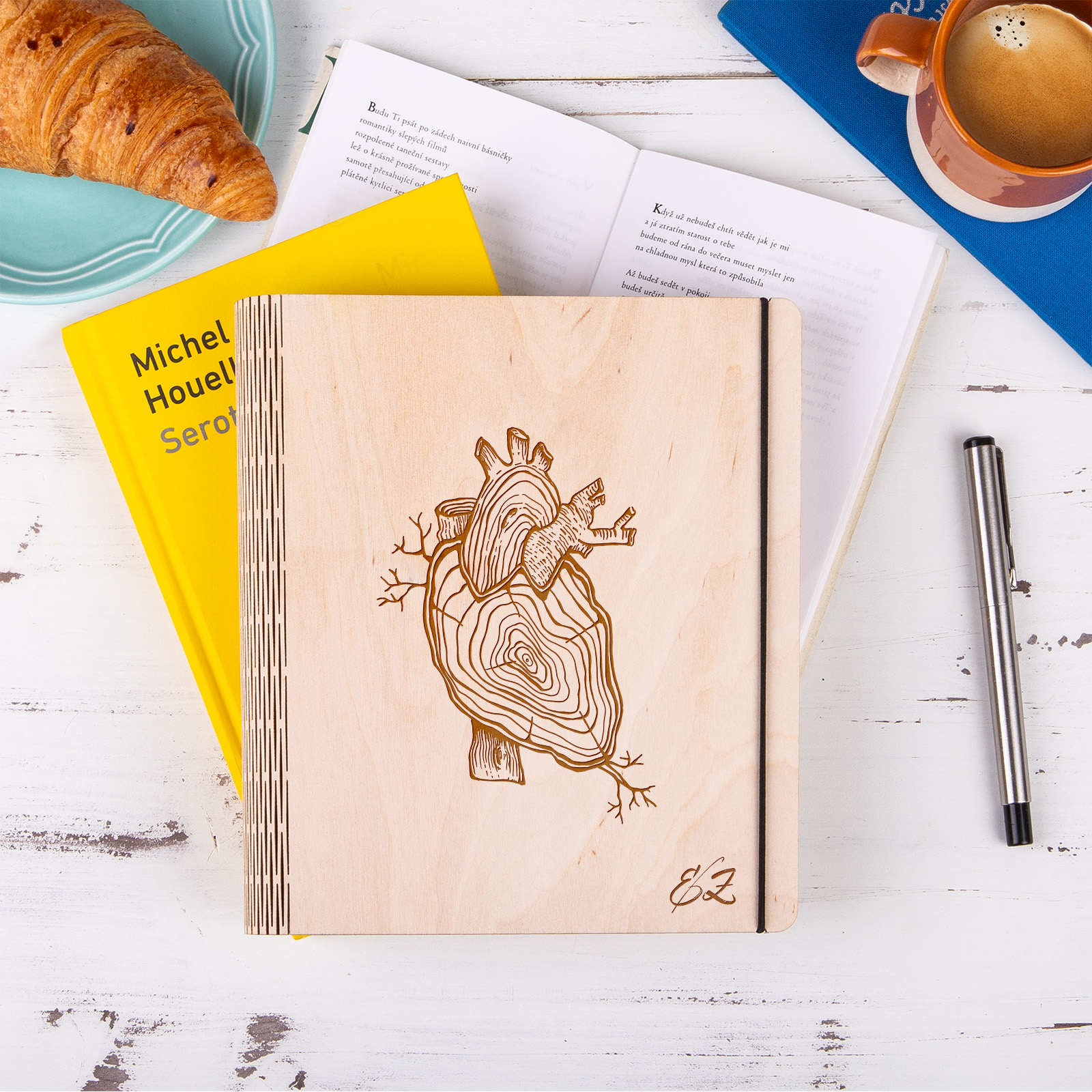 HOORAY.cz Zápisník s dřevěnými deskami - Motiv srdce HOORAY.cz Zápisník s dřevěnými deskami - Motiv srdce